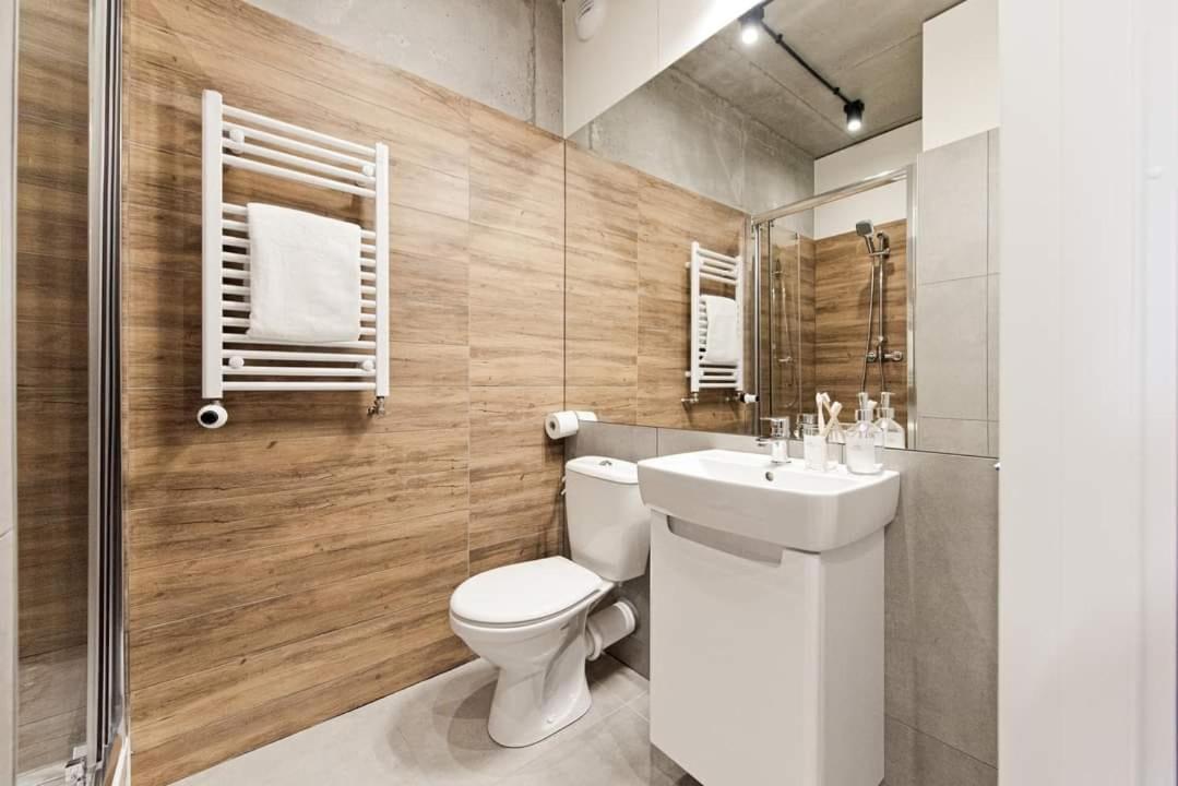 Shed Living Krakow Aparthotel Bagian luar foto